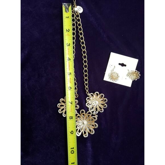 Two Tone Mixed Metals Flower Necklace Set Matte Gold and Silver Tone, w/Earrings - Picture 11 of 12